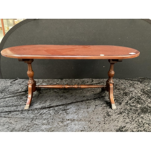 436 - REPRODUCTION MAHOGANY COFFEE TABLE ON STRETCHERED BASE H17