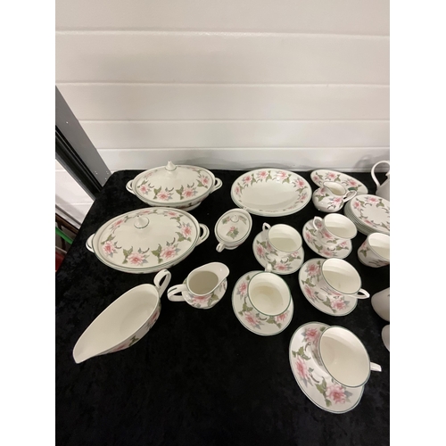 124 - 2 BOXES OF CHINA TO INCLUDE A BONE CHINA TEA & DINNER SERVICE ETC