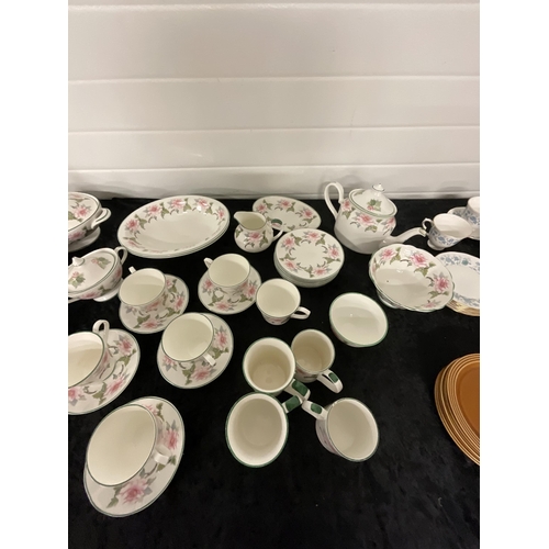 124 - 2 BOXES OF CHINA TO INCLUDE A BONE CHINA TEA & DINNER SERVICE ETC