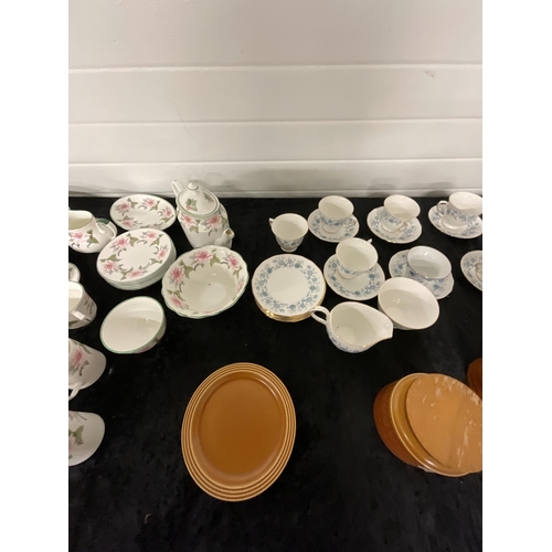 124 - 2 BOXES OF CHINA TO INCLUDE A BONE CHINA TEA & DINNER SERVICE ETC