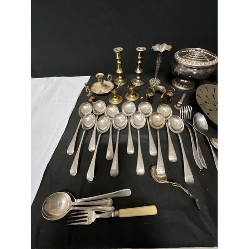 138 - BOX OF METALWARE TO INCLUDE SILVER PLATE, BRASS ETC