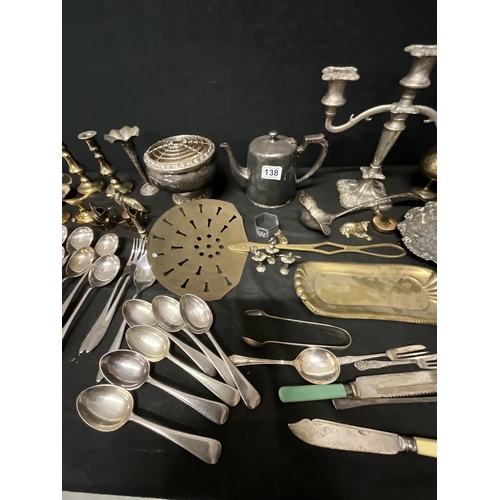 138 - BOX OF METALWARE TO INCLUDE SILVER PLATE, BRASS ETC