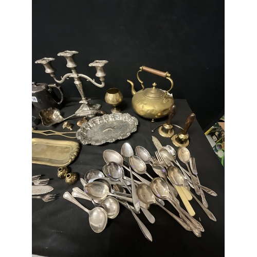 138 - BOX OF METALWARE TO INCLUDE SILVER PLATE, BRASS ETC