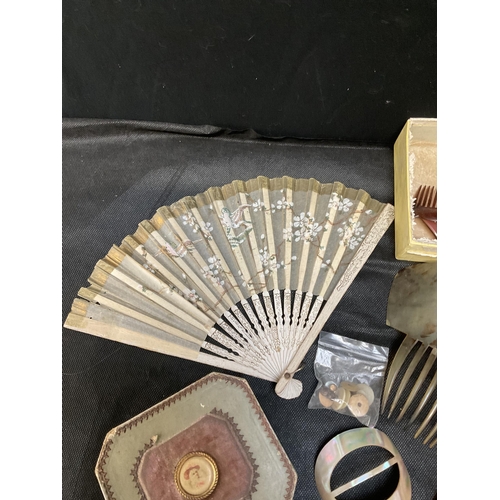 187 - QTY OF VINTAGE HAIR COMBS AND GLOVE STRETCHERS