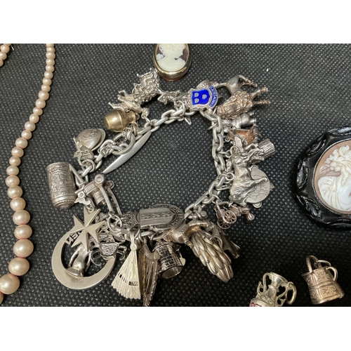 207 - QTY OF JEWELLERY TO INCLUDE WHITE METAL CHARM BRACELET, CAMEO BROOCHES ETC