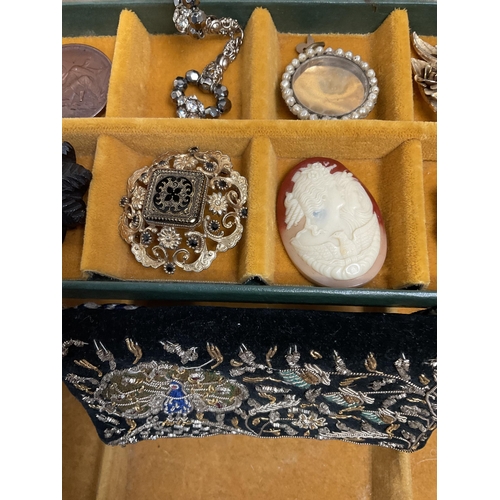 217 - JEWELLERY BOX TO INCLUDE VICTORIAN AND LATER COSTUME JEWELLERY ETC