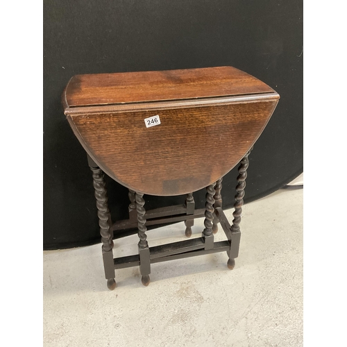 246 - OAK BARLEYTWIST DROP LEAF GATELEG TABLE OF SMALL PROPORTIONS H29