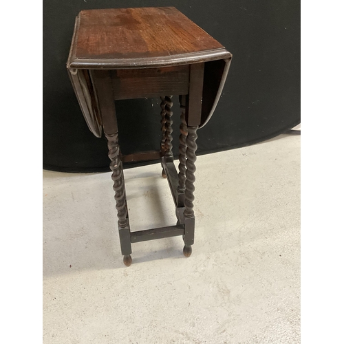 246 - OAK BARLEYTWIST DROP LEAF GATELEG TABLE OF SMALL PROPORTIONS H29