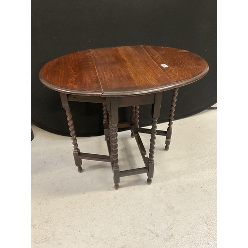 246 - OAK BARLEYTWIST DROP LEAF GATELEG TABLE OF SMALL PROPORTIONS H29