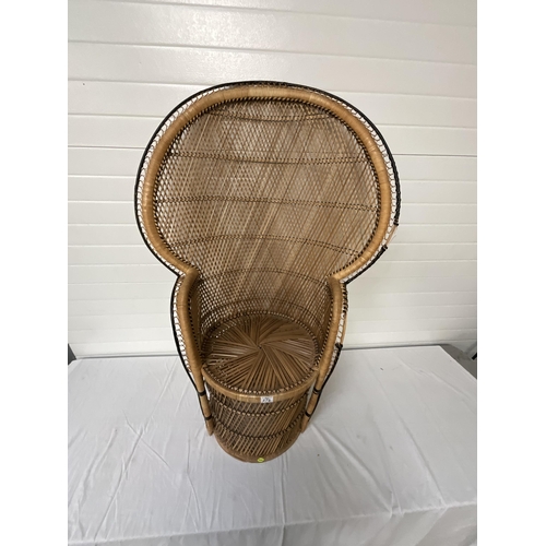 256 - VINTAGE WICKER PEACOCK CHAIR H53