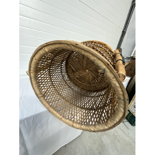 256 - VINTAGE WICKER PEACOCK CHAIR H53