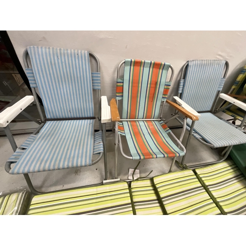 282A - QT OF FOLDING VINTAGE SUN CHAIRS AND QTY OF CUSHION PADS