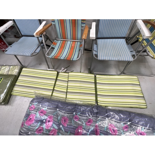 282A - QT OF FOLDING VINTAGE SUN CHAIRS AND QTY OF CUSHION PADS