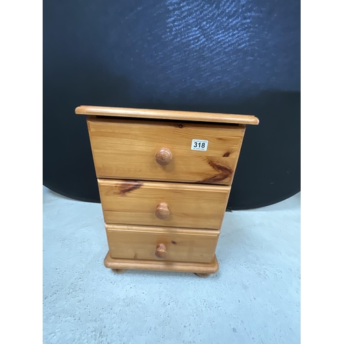 318 - MODERN 3 DRAWER BEDSIDE CHEST H23