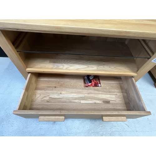 323 - MODERN LIGHT OAK FLAT SCREEN TV STAND WITH DRAWER TO BASE H22