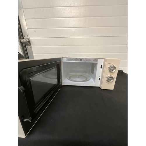 334 - MONT PELLIER MICROWAVE OVEN