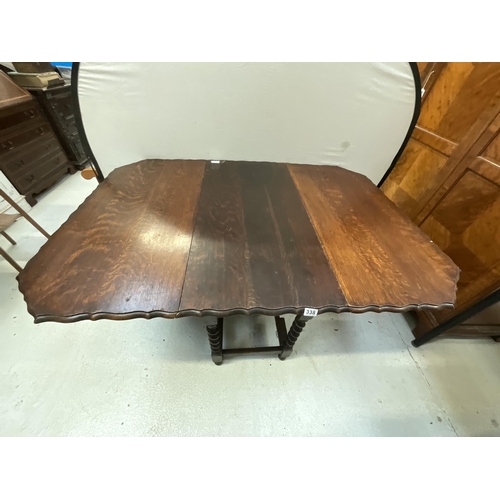 338 - VINTAGE OAK BARLEYTWIST DROP LEAF GATELEG DINING TABLE WITH PIE CRUST EDGE H28