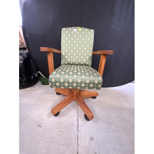 341 - MODERN PINE UPHOLSTERED SWIVEL OFFICE CHAIR