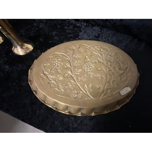 400 - BOX OF BRASSWARE - 
TRAY 15 X 11