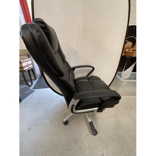 403 - BLACK OFFICE SWIVEL CHAIR - SEAT WORN