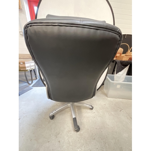 403 - BLACK OFFICE SWIVEL CHAIR - SEAT WORN