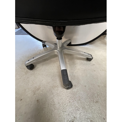 403 - BLACK OFFICE SWIVEL CHAIR - SEAT WORN