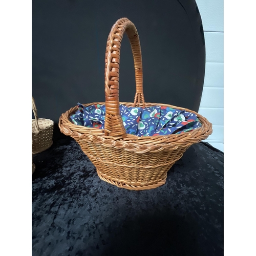 404 - BOX AND CRATE OF BASKETS