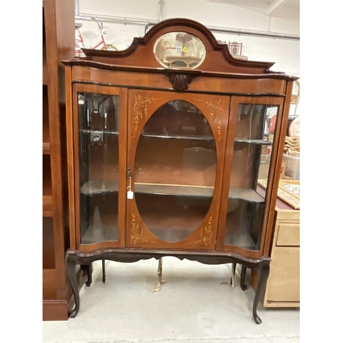 359 - EDWARDIAN MAHOGANY INLAID DISPLAY CABINET WITH CENTRAL MIRROR TO BACK ON CABRIOLE LEGS H73