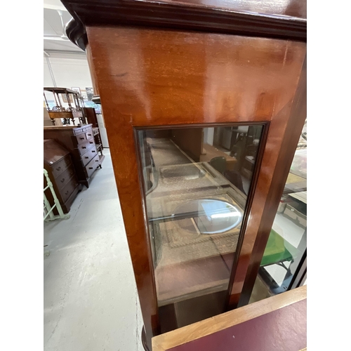 359 - EDWARDIAN MAHOGANY INLAID DISPLAY CABINET WITH CENTRAL MIRROR TO BACK ON CABRIOLE LEGS H73