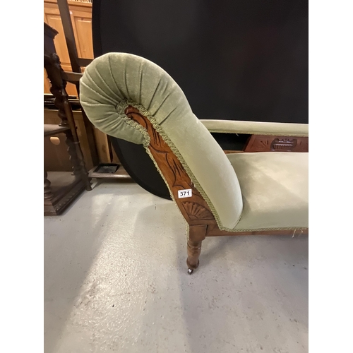 371 - EDWARDIAN MAHOGANY UPHOLSTERED CHAISE LOUNGE H28