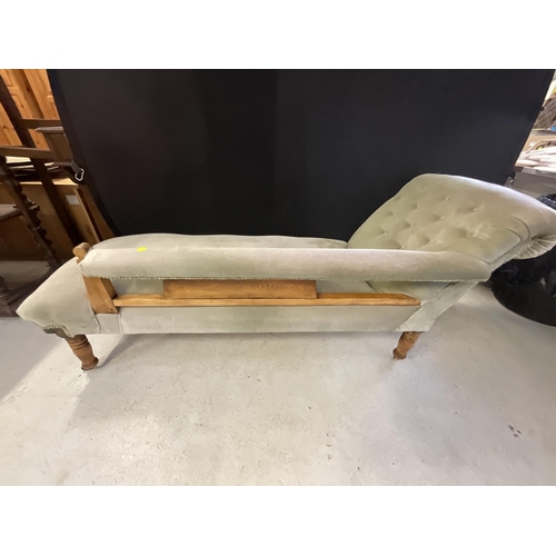 371 - EDWARDIAN MAHOGANY UPHOLSTERED CHAISE LOUNGE H28