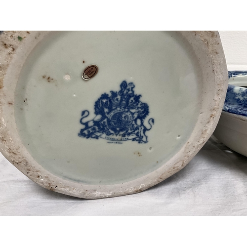 18 - REPRODUCTION BLUE & WHITE CHINA PALE WITH COVER H11