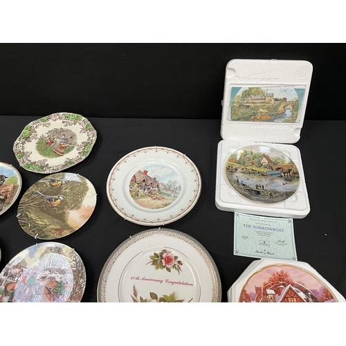 24 - QTY OF COLLECTORS PLATES INCLUDING ROYAL DOULTON, BRADFORD EXCHANGE, ROYAL WORCESTER CLOCK PLATE
SOM... 