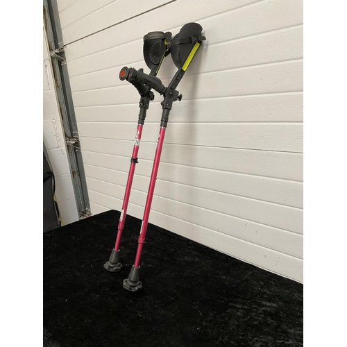 38 - ERGOBAUM SHOCK ABSORBER CRUTCHES