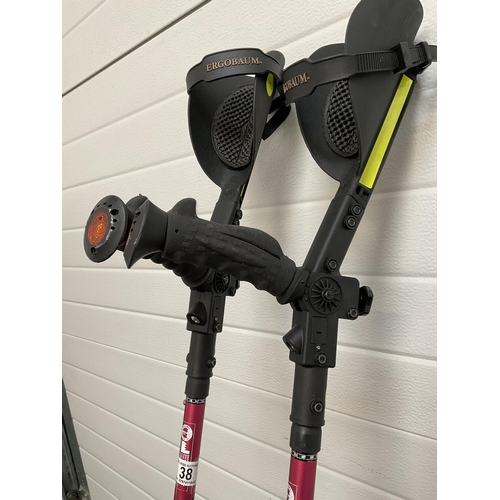 38 - ERGOBAUM SHOCK ABSORBER CRUTCHES