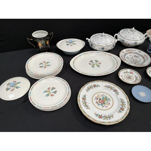 69 - QTY OF CHINA TO INCLUDE WEDGEWOOD PLATES TUREENS ETC