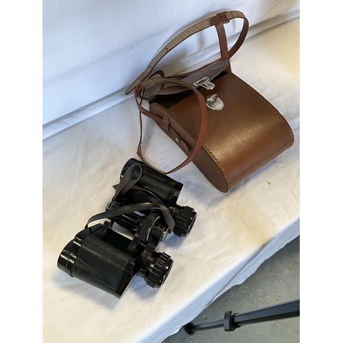 75 - CAMERA TRIPOD AND VINTAGE PAIR OF VINTAGE BINOCULARS SPACEVU IN LEATHER CASE