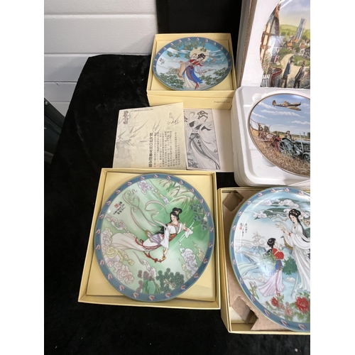 105 - 2 BOXES OF COLLECTORS PLATES INCLUDING WEDGEWOOD, BRADBURY MINT, ROYAL DOULTON WITH BOXES AND CERTIF... 