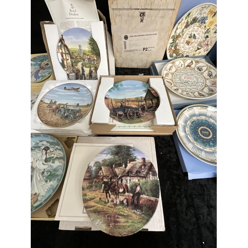 105 - 2 BOXES OF COLLECTORS PLATES INCLUDING WEDGEWOOD, BRADBURY MINT, ROYAL DOULTON WITH BOXES AND CERTIF... 