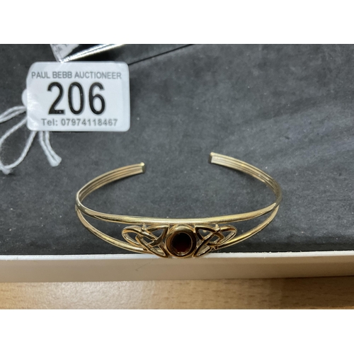 206 - 9CT GOLD AND GARNET BANGLE TOTAL WEIGHT 4.54G