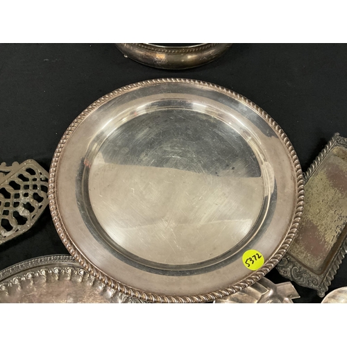 227 - QTY OF SILVER PLATED WARE TO INCLUDE PLATTER DIA 13.5