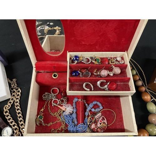 231 - QTY OF COSTUME JEWELLERY TO INCLUDE BOXED EXAMPLES