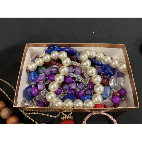 231 - QTY OF COSTUME JEWELLERY TO INCLUDE BOXED EXAMPLES