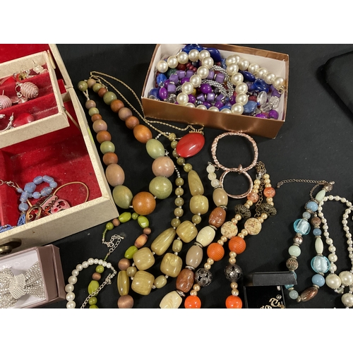 231 - QTY OF COSTUME JEWELLERY TO INCLUDE BOXED EXAMPLES