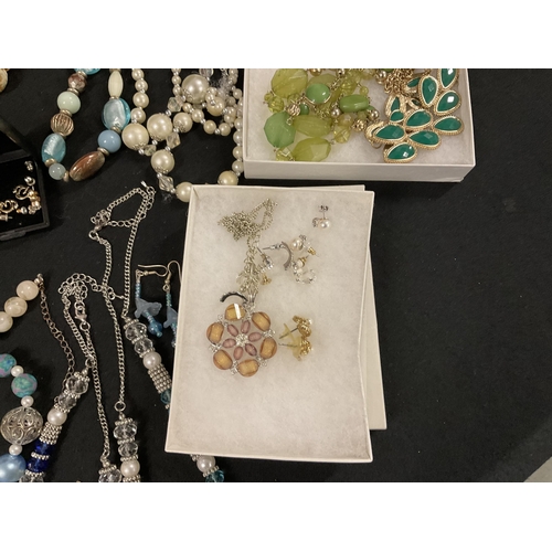 231 - QTY OF COSTUME JEWELLERY TO INCLUDE BOXED EXAMPLES