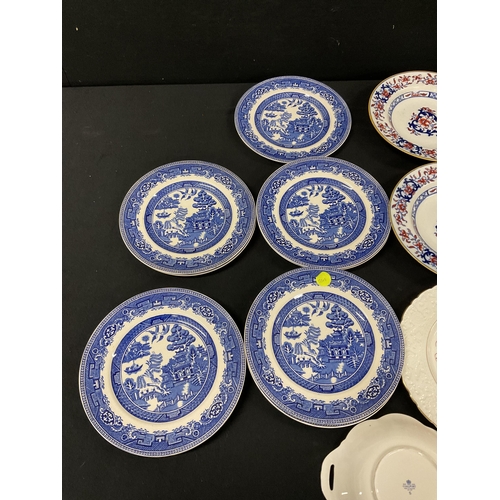 241 - QTY OF DECORATIVE CHINA TO INCUDE WALL POCKET