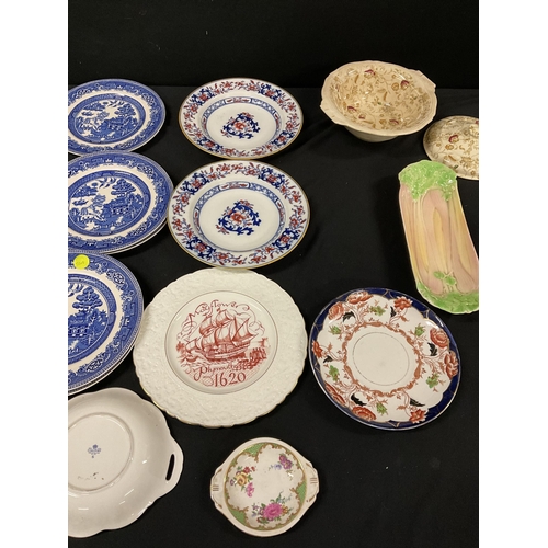 241 - QTY OF DECORATIVE CHINA TO INCUDE WALL POCKET