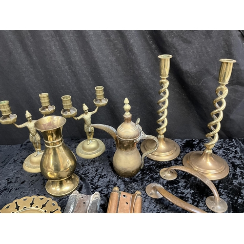 34 - QTY OF VINTAGE BRASSWARE TO INCLUDE HEAVY BRASS VASE WITH IMPRESSED MARK TO BASE JONES AND WILLIS, O... 