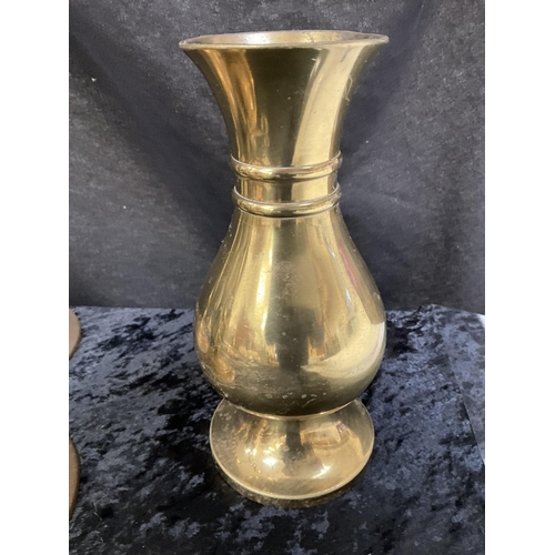 34 - QTY OF VINTAGE BRASSWARE TO INCLUDE HEAVY BRASS VASE WITH IMPRESSED MARK TO BASE JONES AND WILLIS, O... 