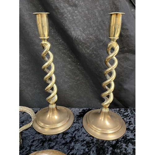 34 - QTY OF VINTAGE BRASSWARE TO INCLUDE HEAVY BRASS VASE WITH IMPRESSED MARK TO BASE JONES AND WILLIS, O... 